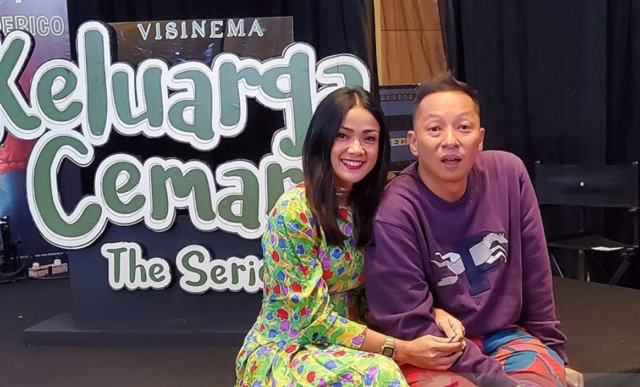 Selebritas Nirina Zubir (kiri) dan Ringgo Agus Rahman