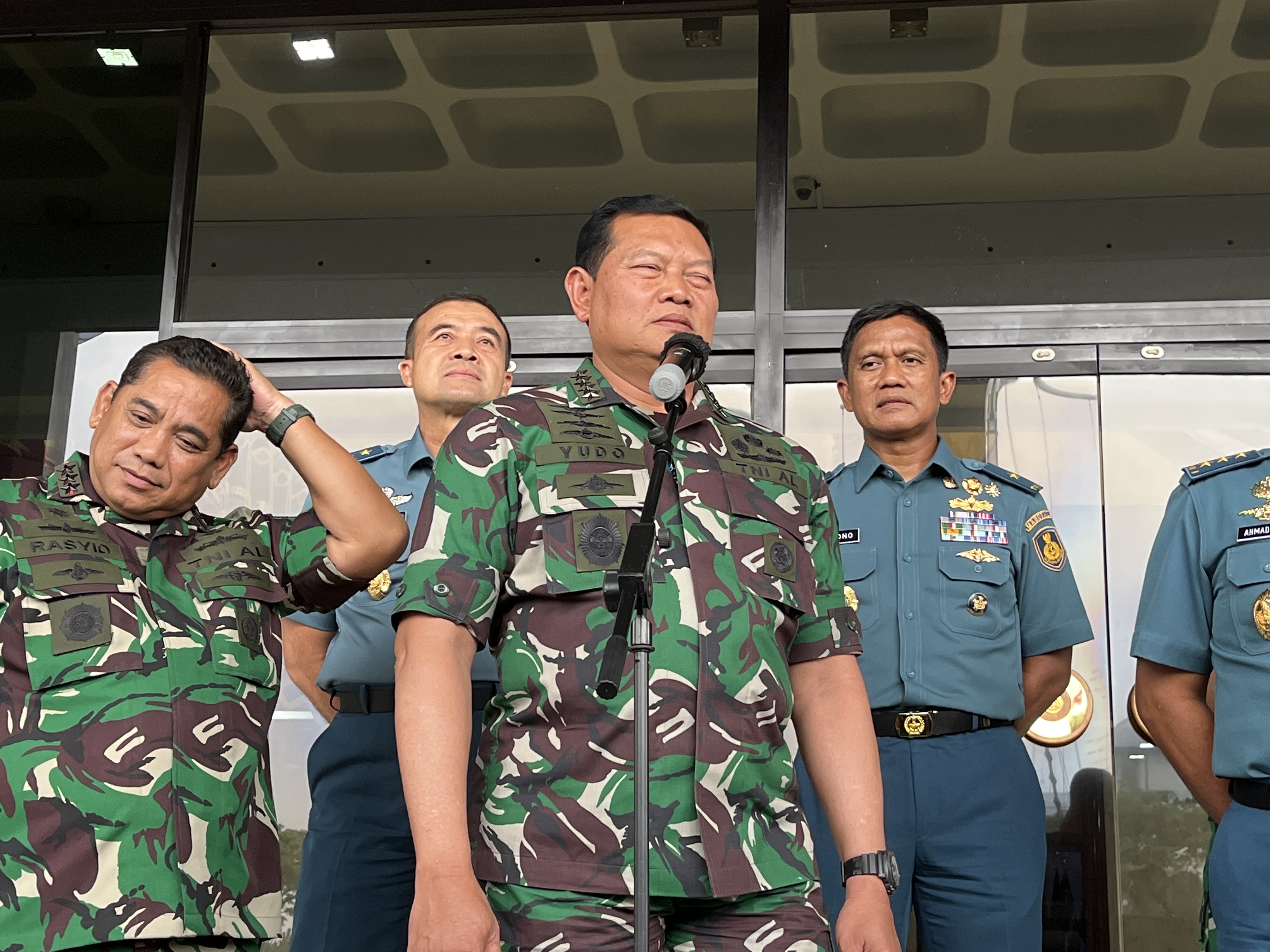 Kasal Laksamana TNI, Yudo Margono (ketiga dari kiri) dalam konferensi pers di Mabes TNI AL di Cilangkap, Jakarta Timur, Kamis (8/9).