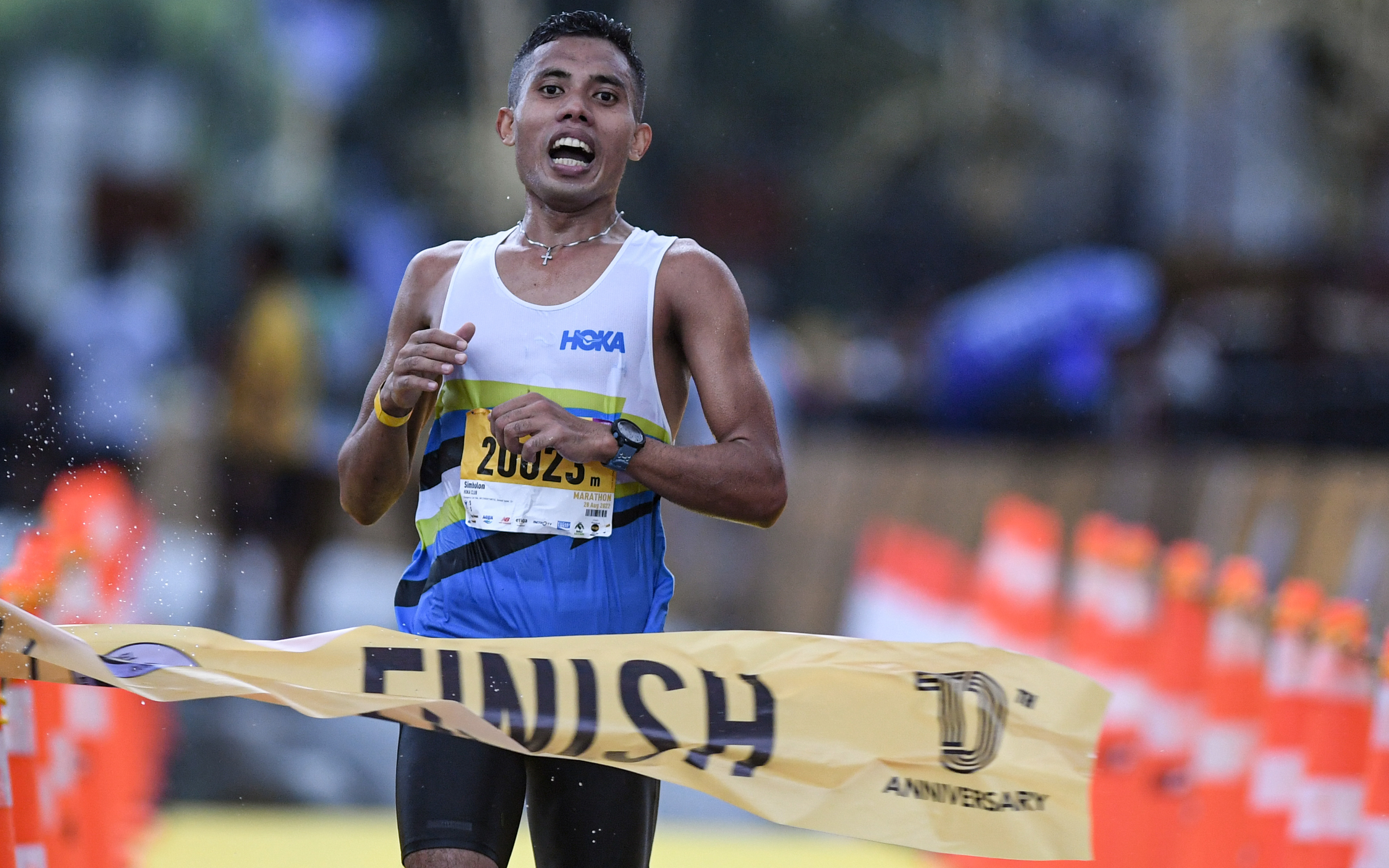 Ilustrasi--seorang pelari maraton memasuki garis finis.