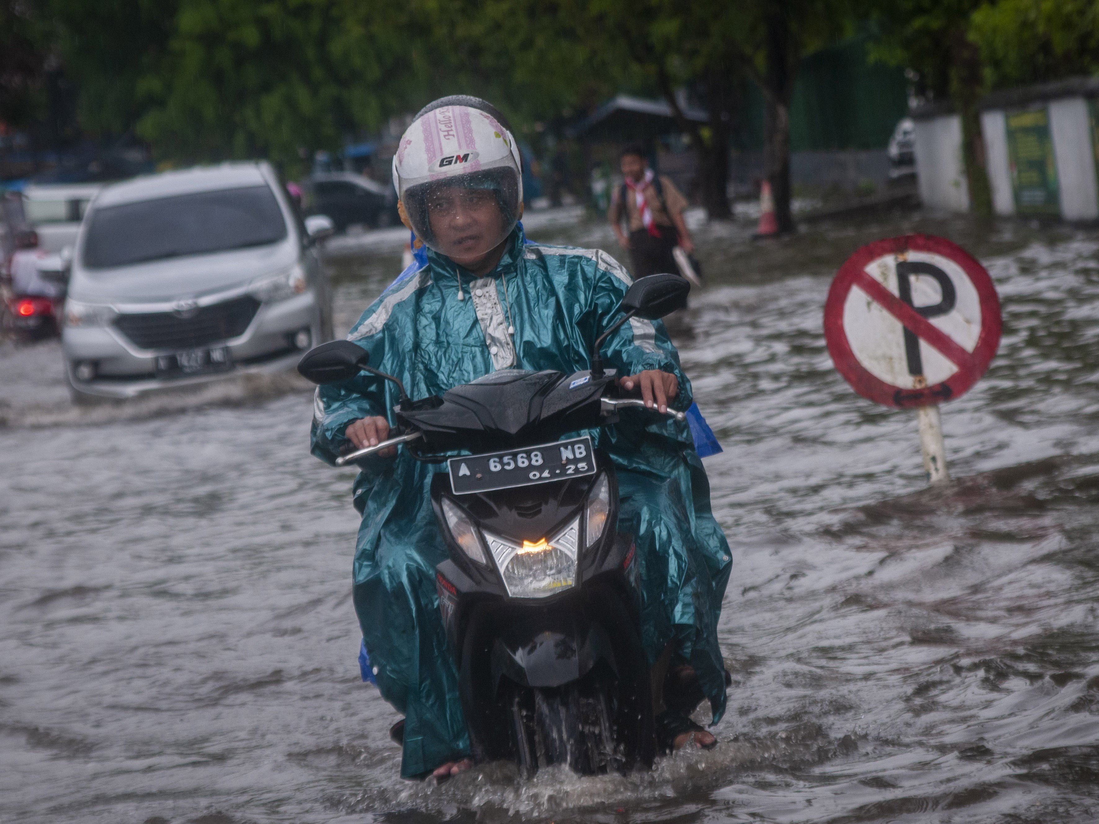 Pengendara roda dua menerobos banjir di Rangkasbitung, Lebak, Banten, Jumat (9/9).