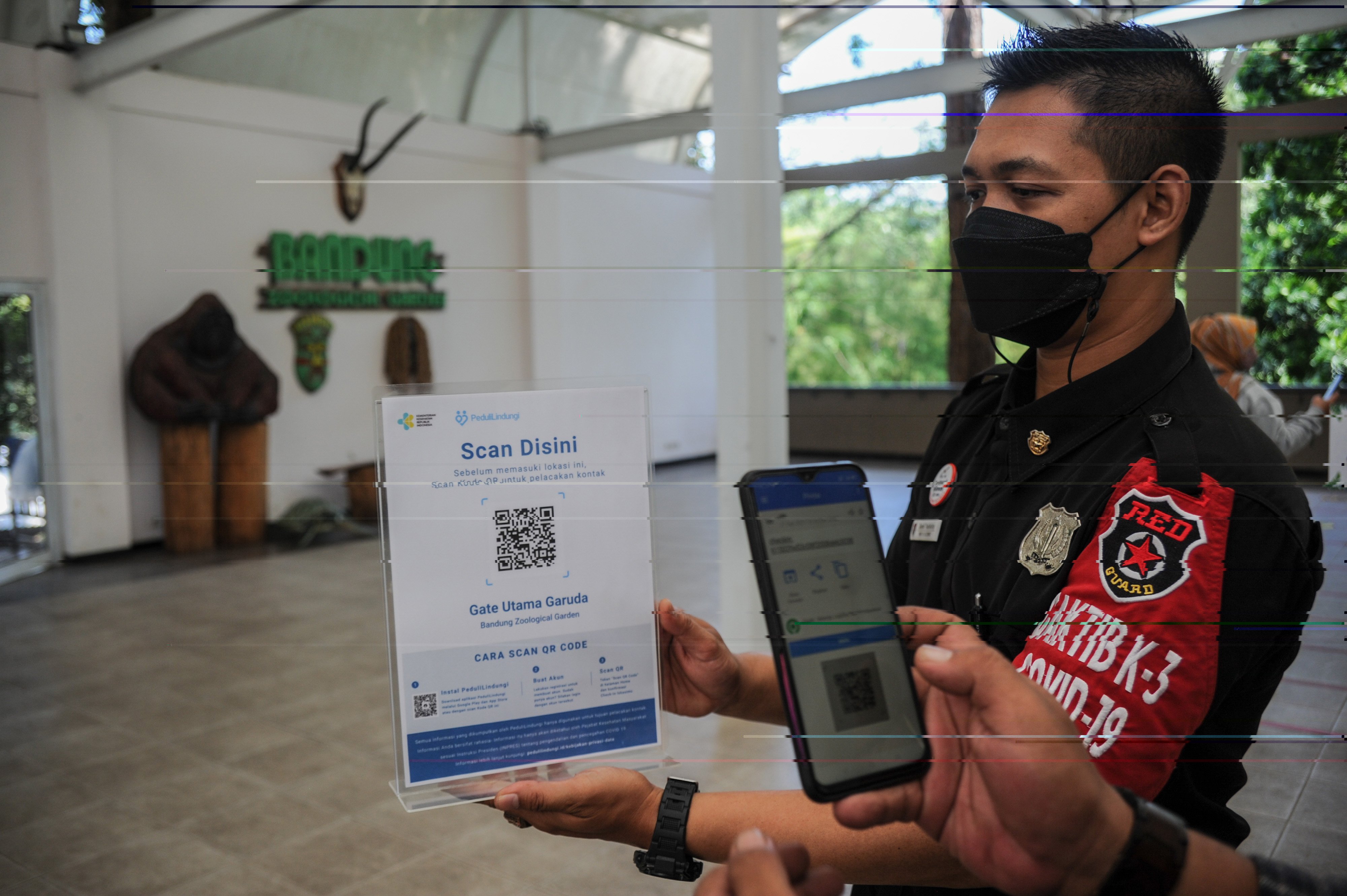 Petugas Kebun Binatang Bandung meminta pengunjung melakukan pendaftaran peduli lindungi