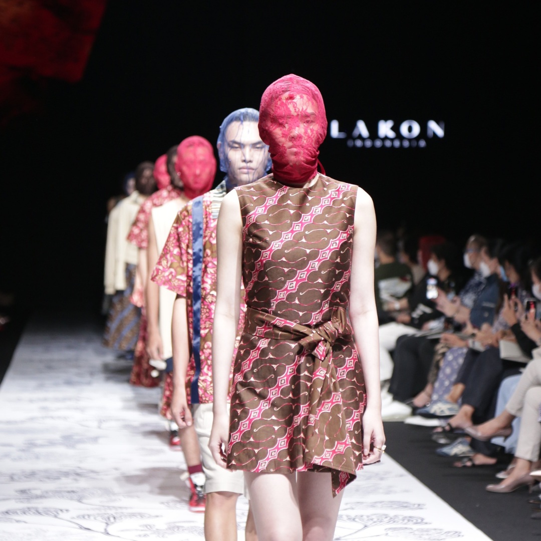 Koleksi 'Lorong Waktu' merupakan hasil kolaborasi Lakon Indonesia bekerja sama dengan maestro batik, Cahyo, dari Pekalongan, Jateng.