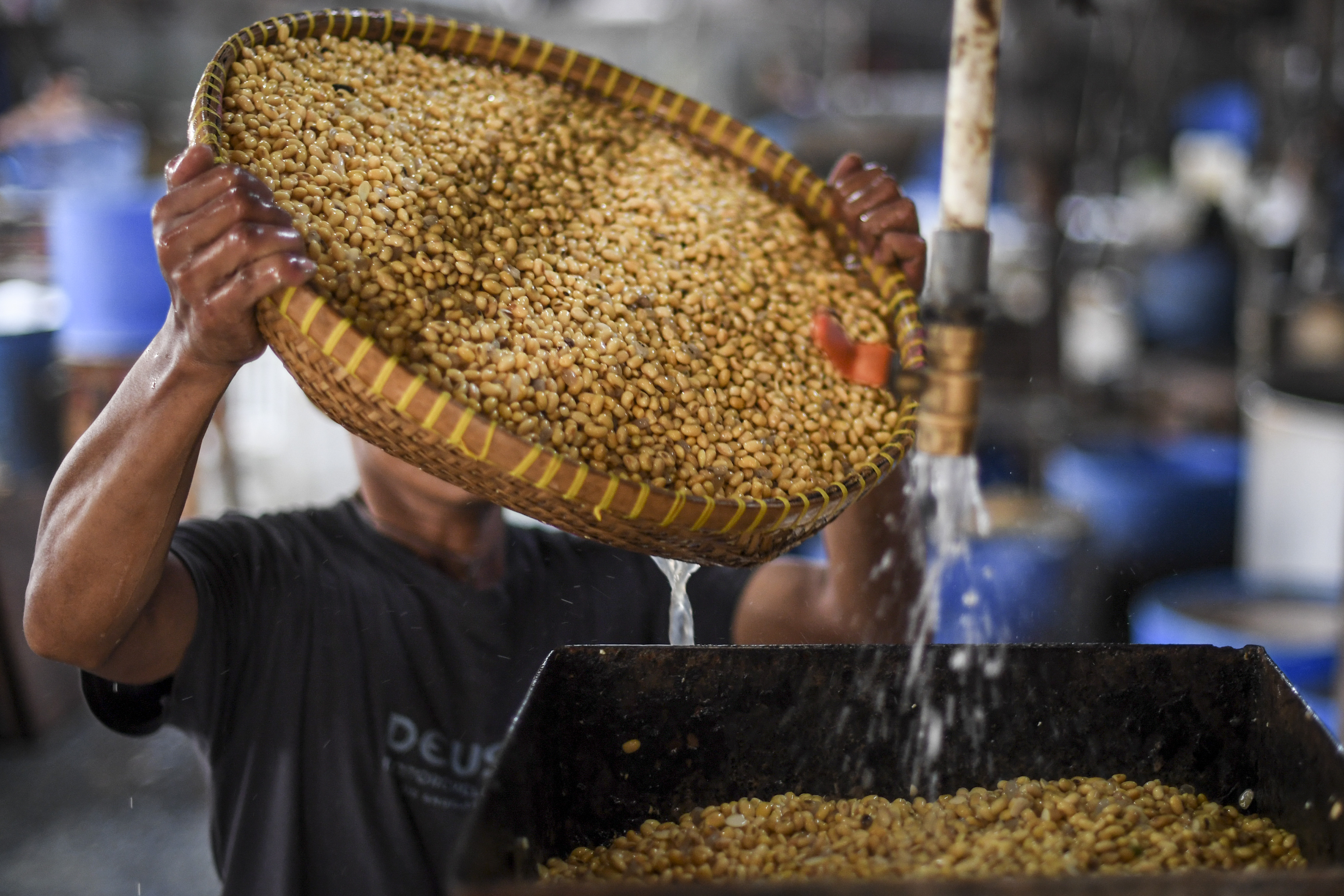  Pekerja mengolah kedelai dalam pembuatan tahu di industri rumahan di kawasan Duren Tiga, Mampang, Jakarta, Rabu (31/8)