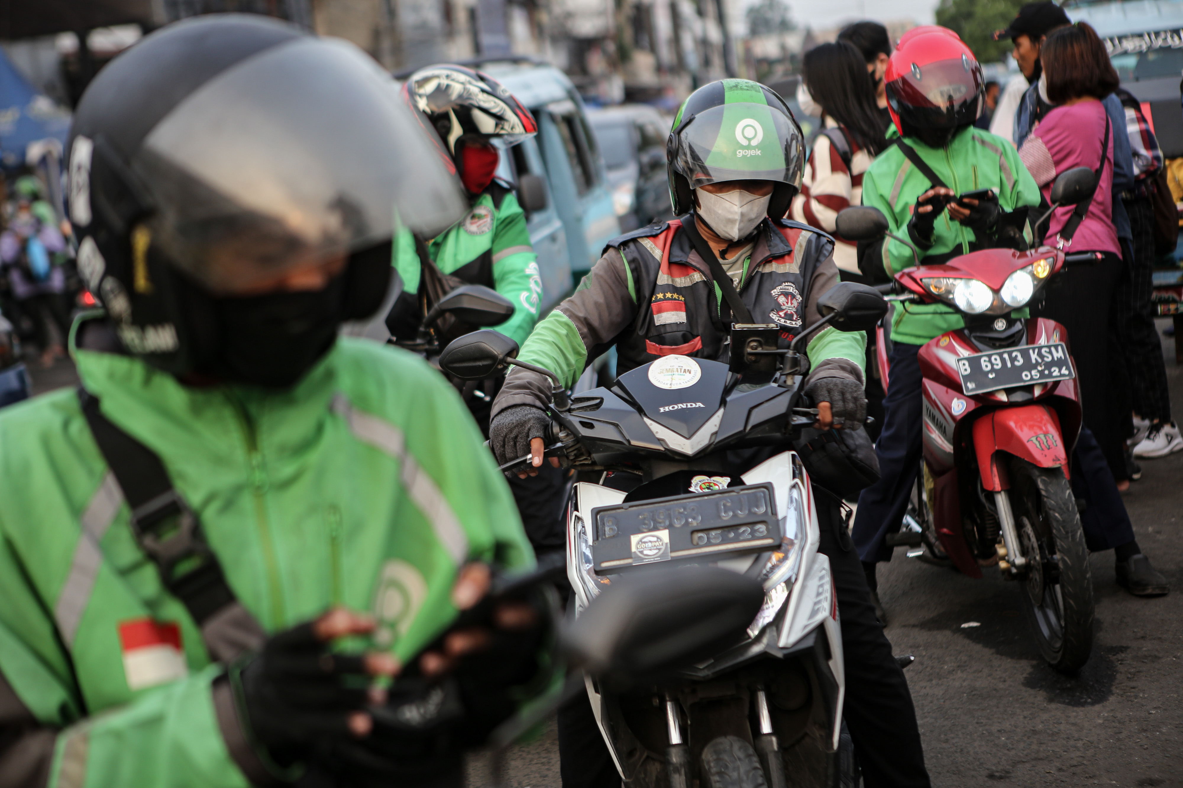 Pengemudi ojek online menunggu penumpang di depan Stasiun Tangerang, Kota Tangerang, Banten, Senin (5/9).