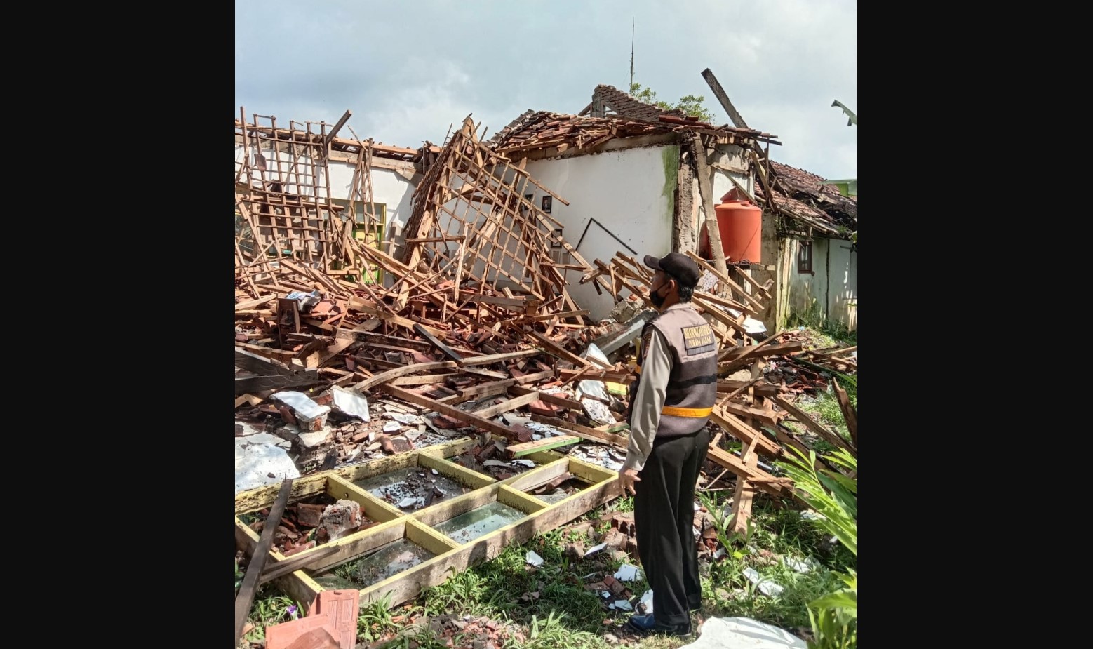 Bangunan SDN Sindang Rahayu di Kampung Argalasan, RT 01 RW 01, Desa Kertarahayu, Kecamatan Jatiwaras, Kabupaten Tasikmalaya, roboh.