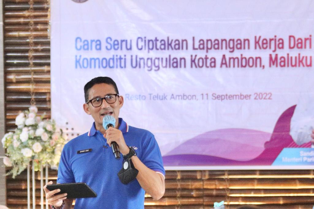 Menparekraf Sandiaga Uno menghadiri pelatihan pemanfaatan cangkang kenari menjadi olahan kosmetik di Teluk Ambon, Maluku, Minggu (11/9)