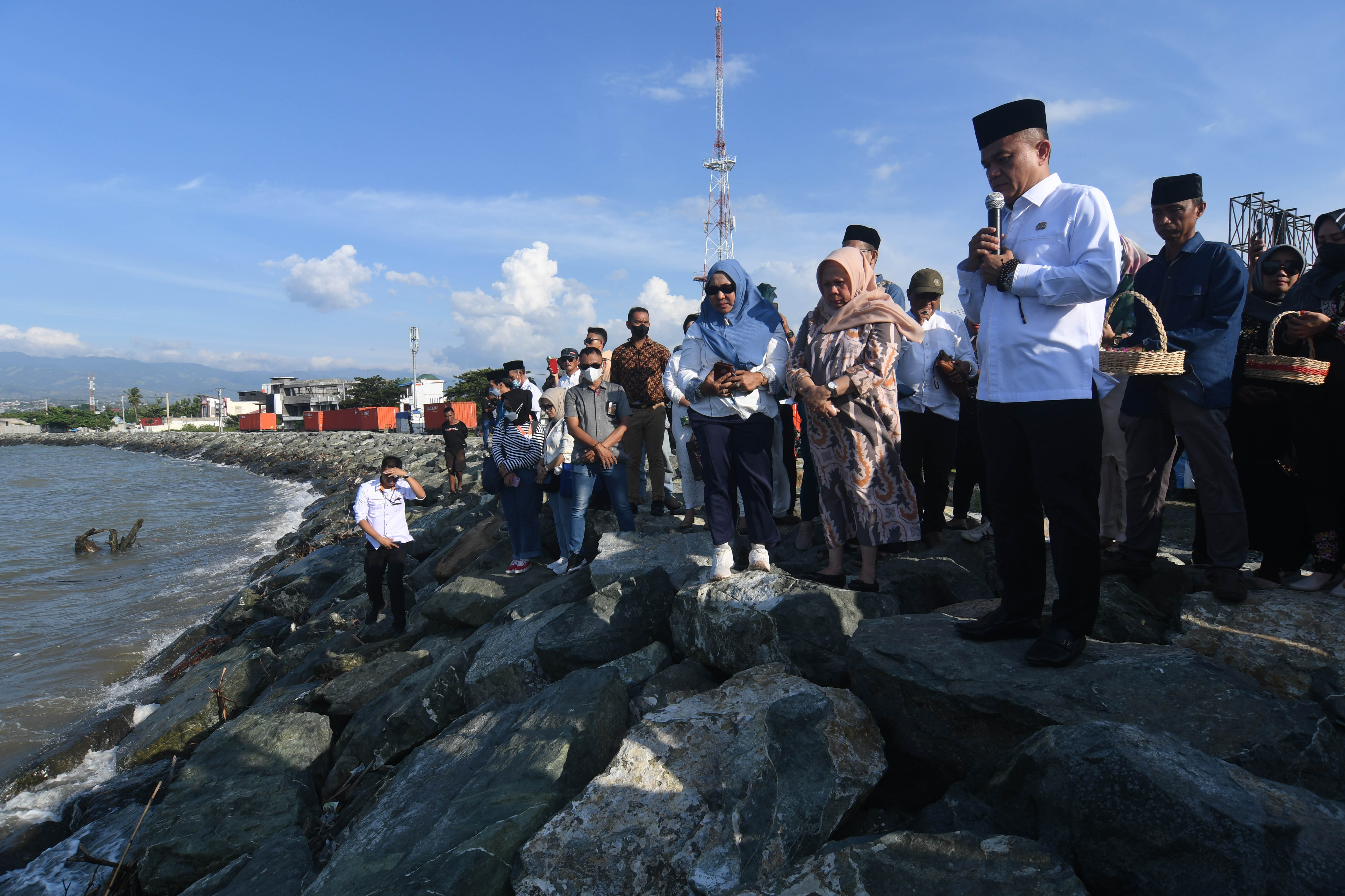 Wali Kota Palu Hadianto Rasyid berziarah di lokasi bekas bencana gempa dan tsunami di Kelurahan Talise, Palu, Sulteng, Rabu (28/9).