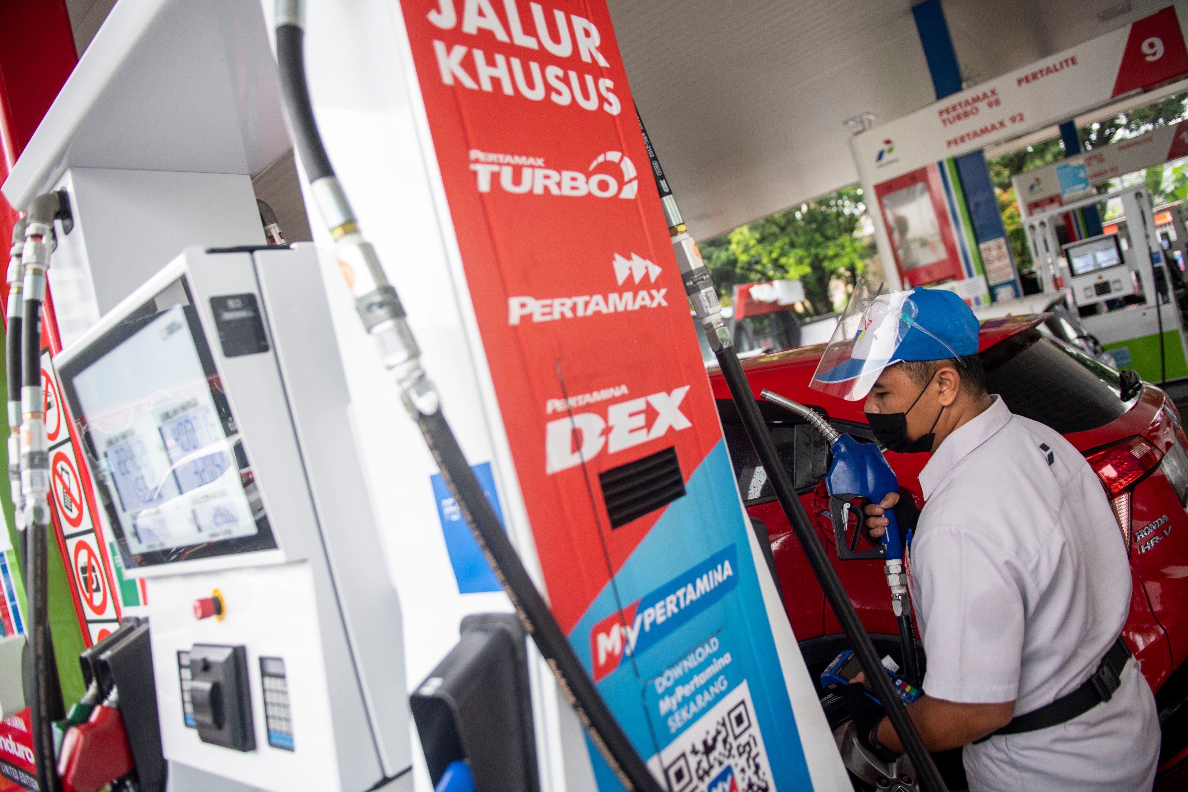 Petugas melayani pengisian BBM di SPBU Pertamina 31.40101 di Bandung, Jawa Barat