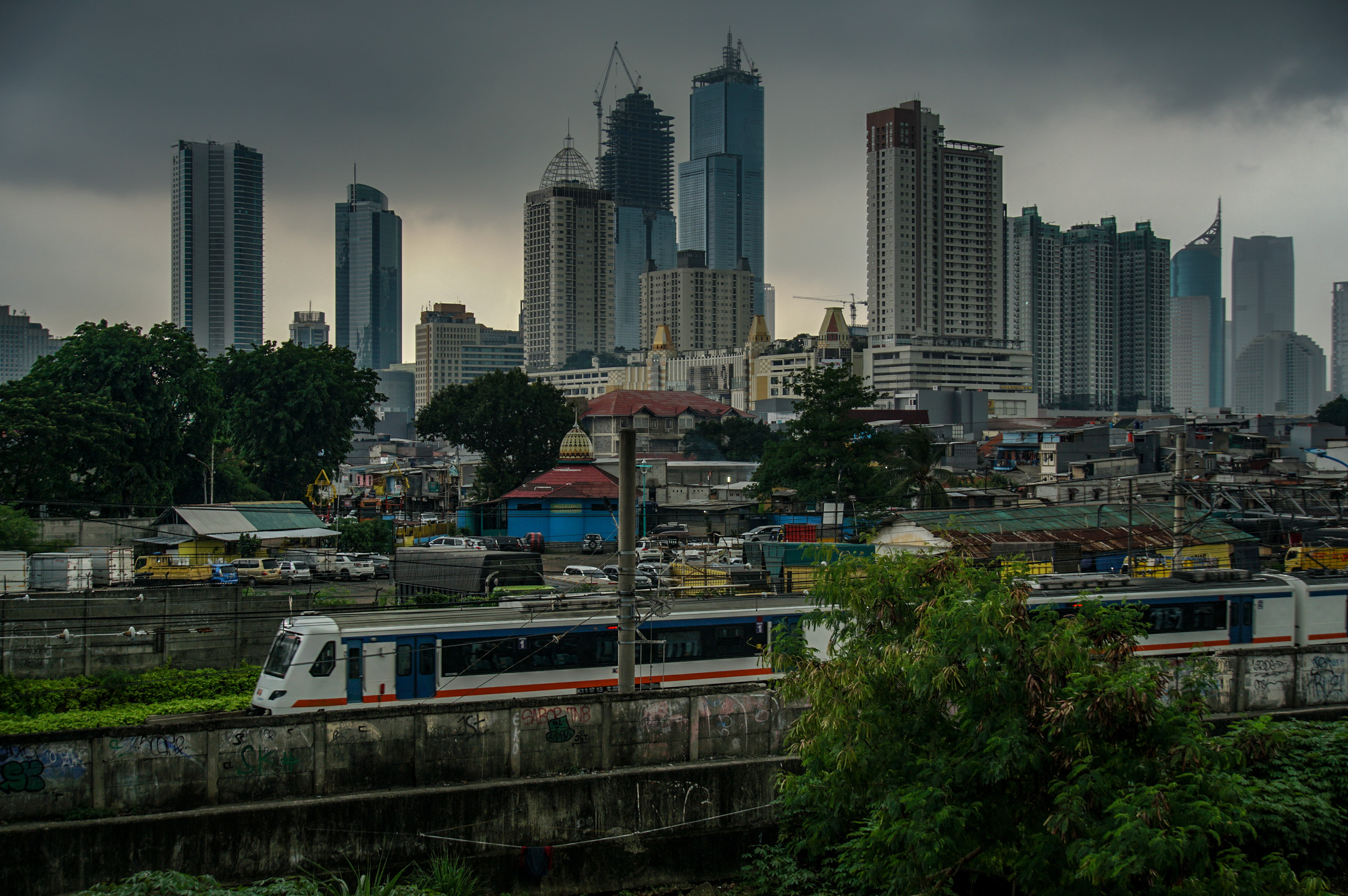 Awan hitam menyelimuti langit Jakarta.