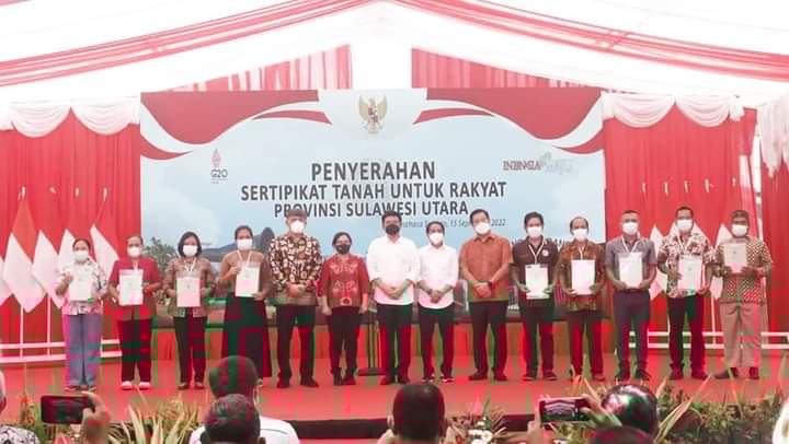 Warga dan Menteri ATR/BPN foto bersama setelah penyerahan sertifikat 