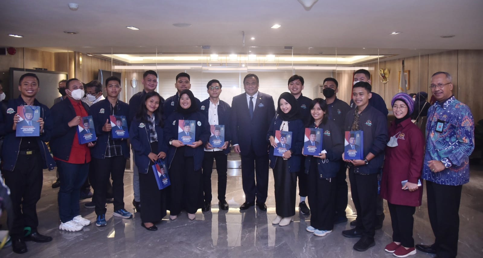 Wakil Ketua DPR RI Rachmat Gobel bersama para juara Parlemen Remaja di Komplek DPR RI, Senayan, Jakarta, Selasa (6/9). 
