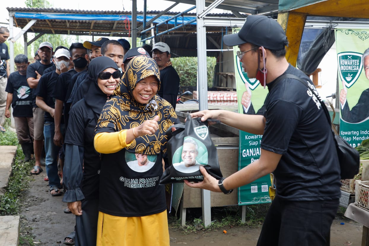 Senyum sumringah di wajah para pedagang di Pasar Pagi Griya Suradita di Cisauk, Kabupaten Tengerang, Banten, usai mendapat bantuan dari Kowa