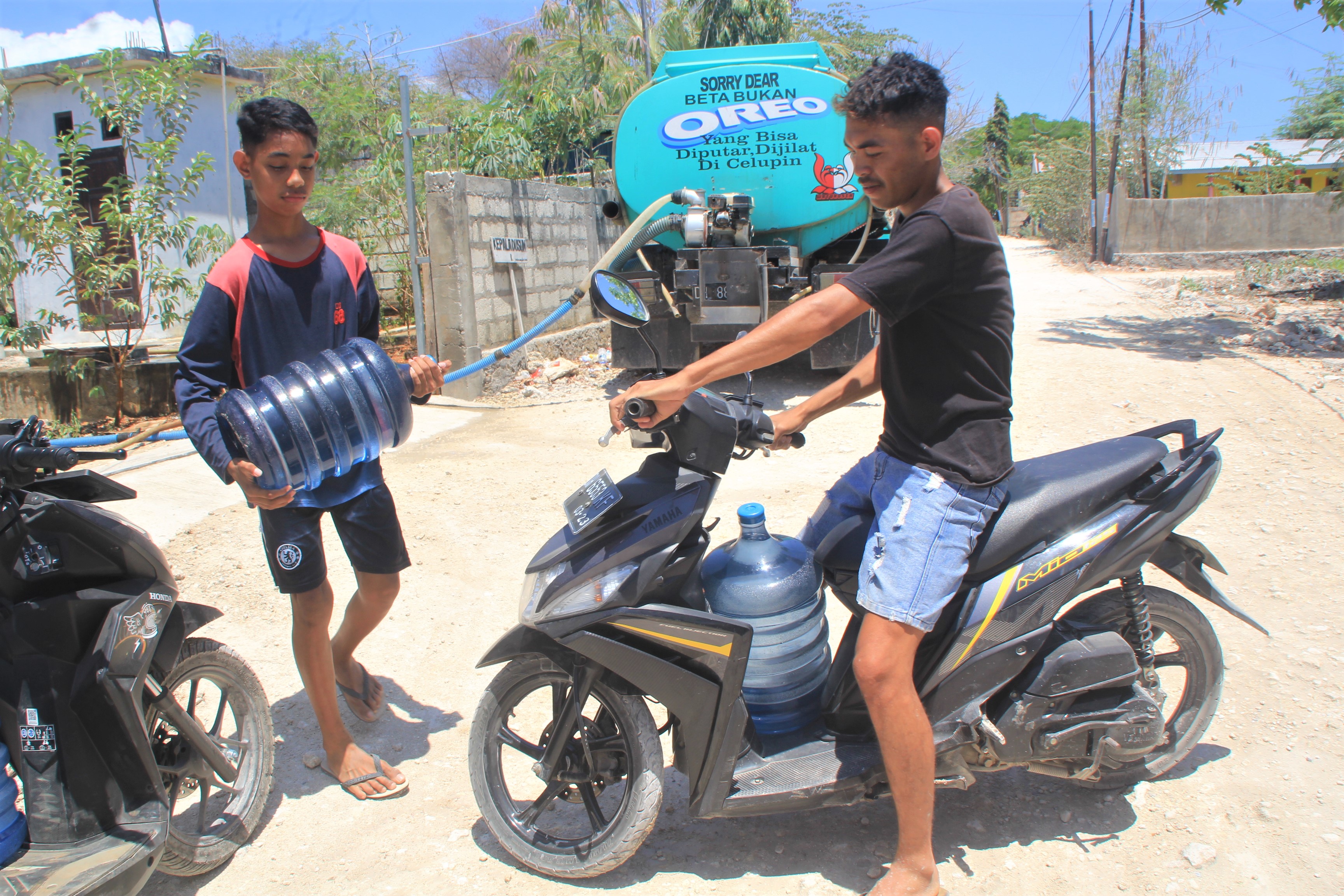 Brimob Polda NTT Distribusikan Air Bersih Di Wilayah Yang Kekeringan 