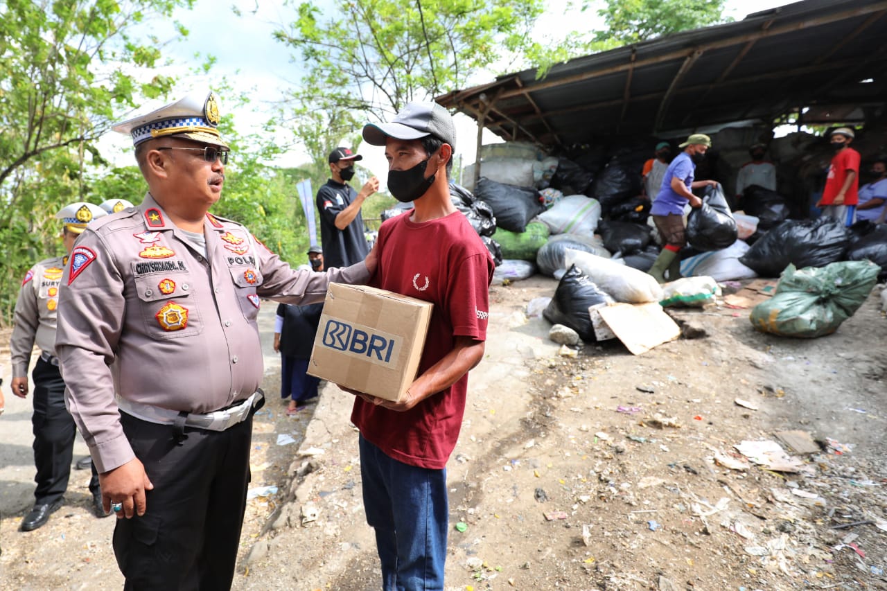 HUT Bhayangkara Lantas ke-67, Korlantas Bantu Warga di TPST Piyungan Bantul