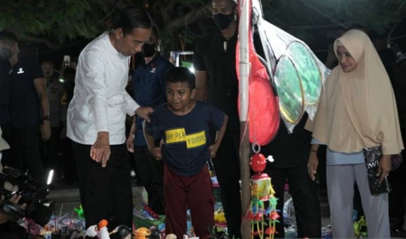 Presiden Joko Widodo menyambangi PKL yang berdagang di Pantai Kamali, Kota Baubau, Sulawesi Tenggara, termasuk mentraktir anak-anak.