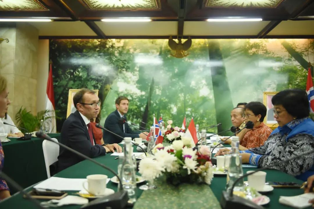 Menteri LHK Siti Nurbaya (kanan) dan Menteri Luar Negeri Retno Marsudi (tengah) bersama utusan Norwegia saat perumusan MoU iklim.