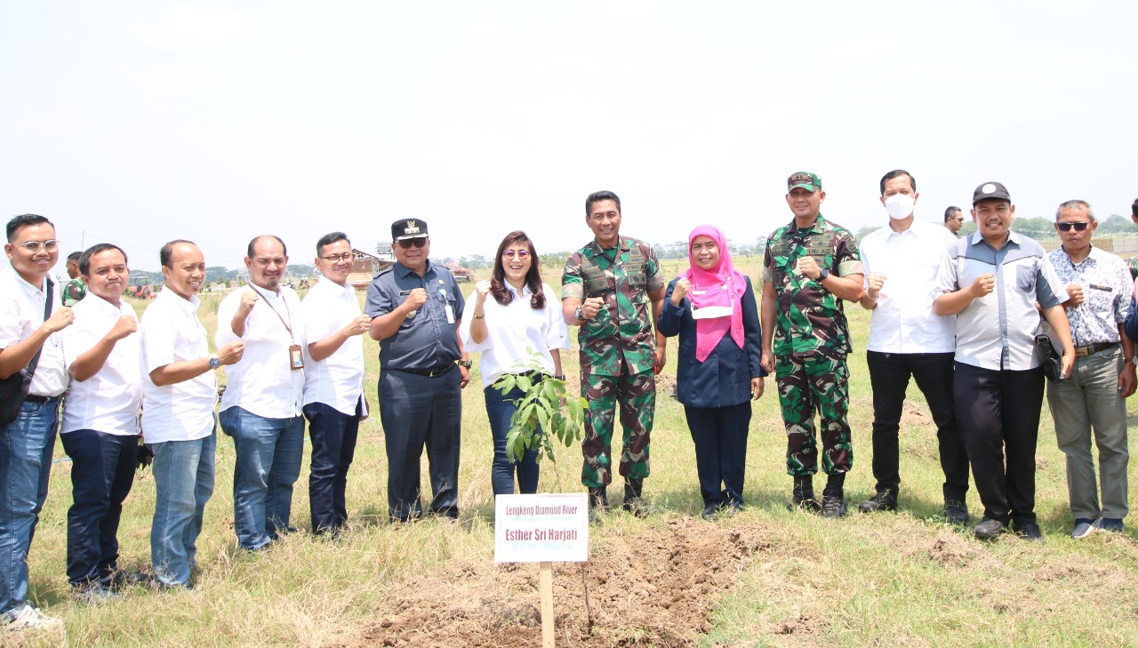 Kegiatan penanaman pohon oleh FIF Group di kompleks Food Estate Korem 051/WKT, Cibitung, Kabupaten Bekasi, Jabar.