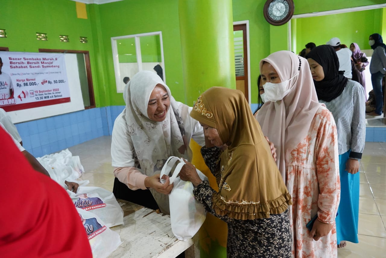 Relawan UKM Sahabat Sandi Uno memberikan kupon subsidi bazar sembako murah untuk membantu mengurangi beban masyarakat, di Sumedang, Jabar.