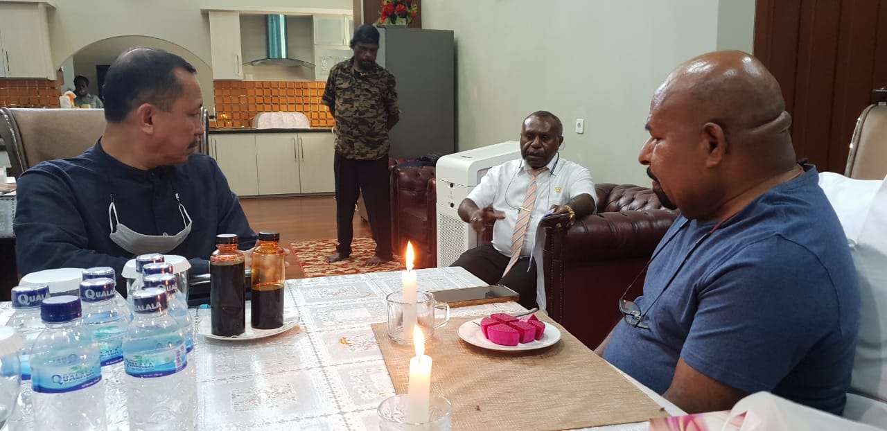 Gubernur Papua Lukas Enembe (Kanan) di rumah pribadinya