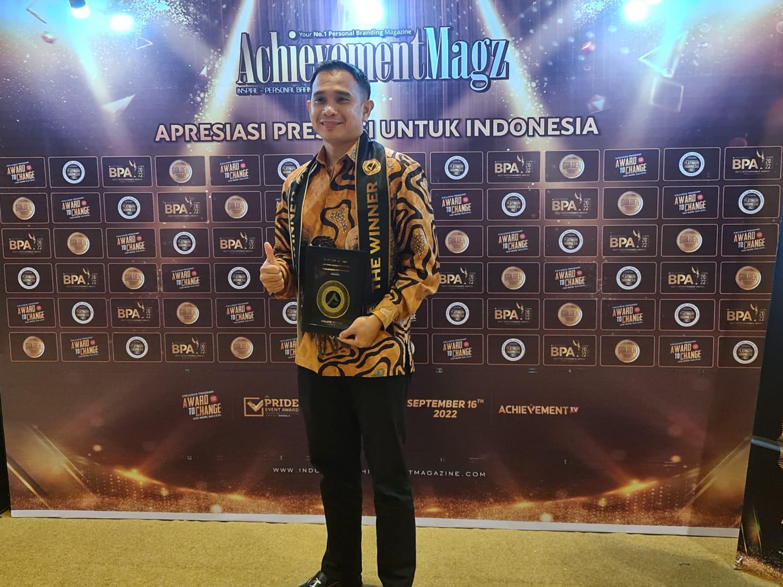  CEO Maha Gaia Propertindo Dipo Nurhadi menerima penghargaan  Best CEO Performance 2022.