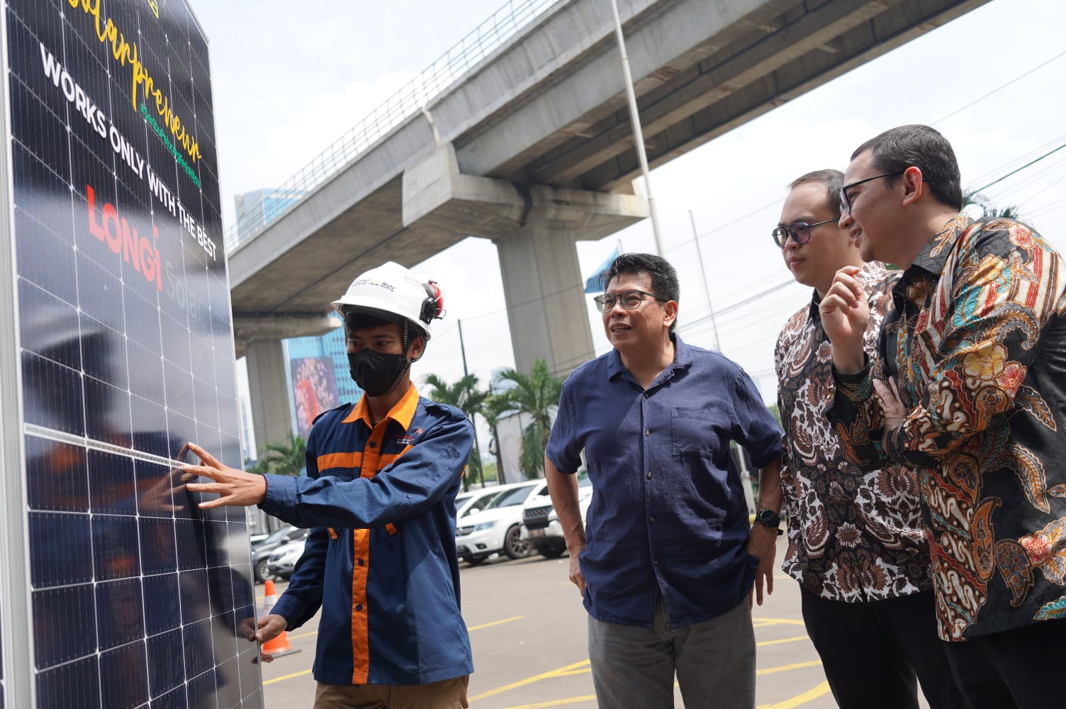  PT Utomo Juragan Atap Surya Indonesia dan PT Masdar Mitra Solar Radiance dalam penyediaan modul surya.