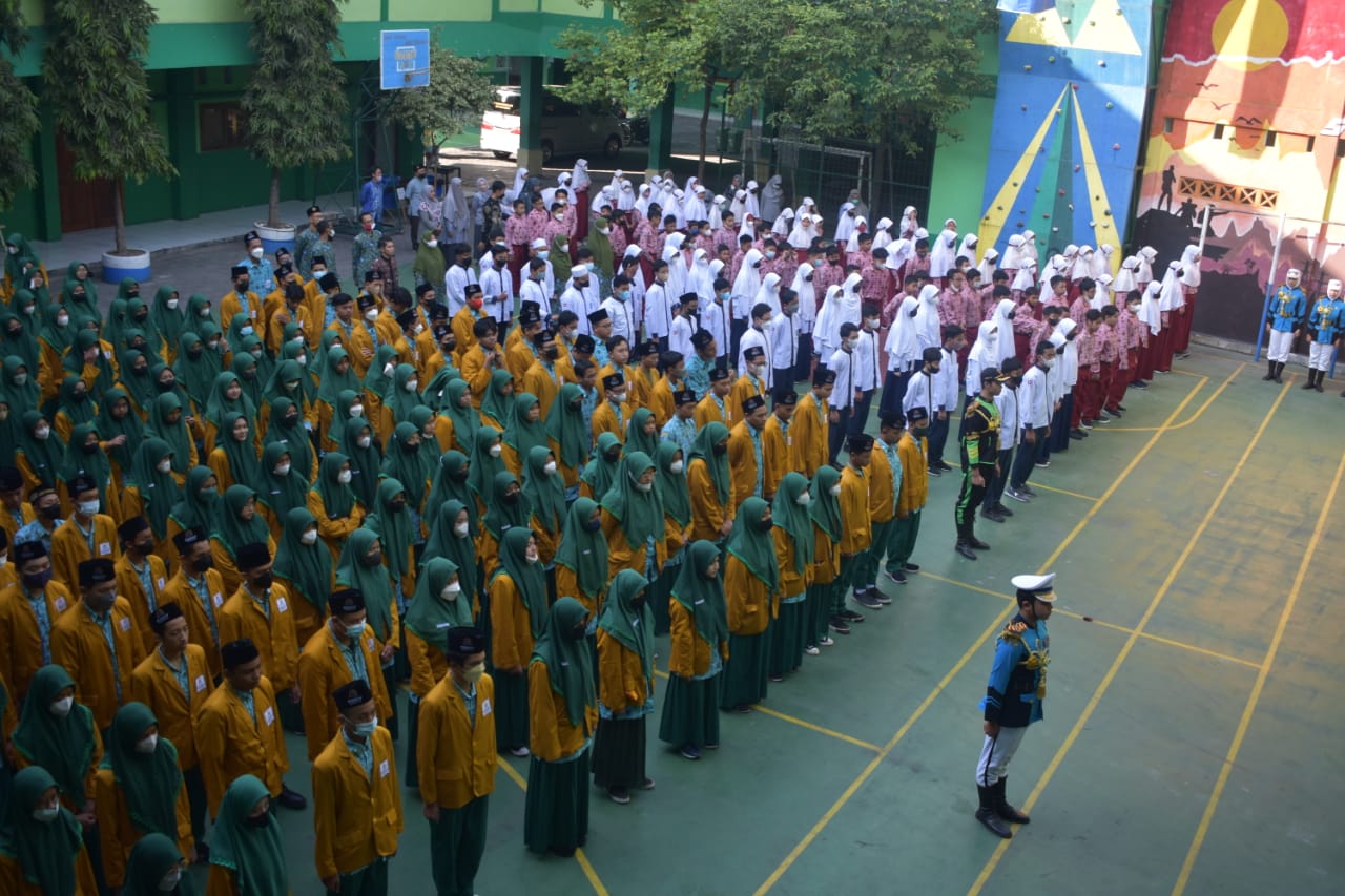 Para murid SD Muhammadiyah 22 (kanan), SMP Muhammadiyah 6 (tengah) ,dan SMA Muhammadiyah 4 (kiri) melakukan upacara bendera, Rabu (17/8)