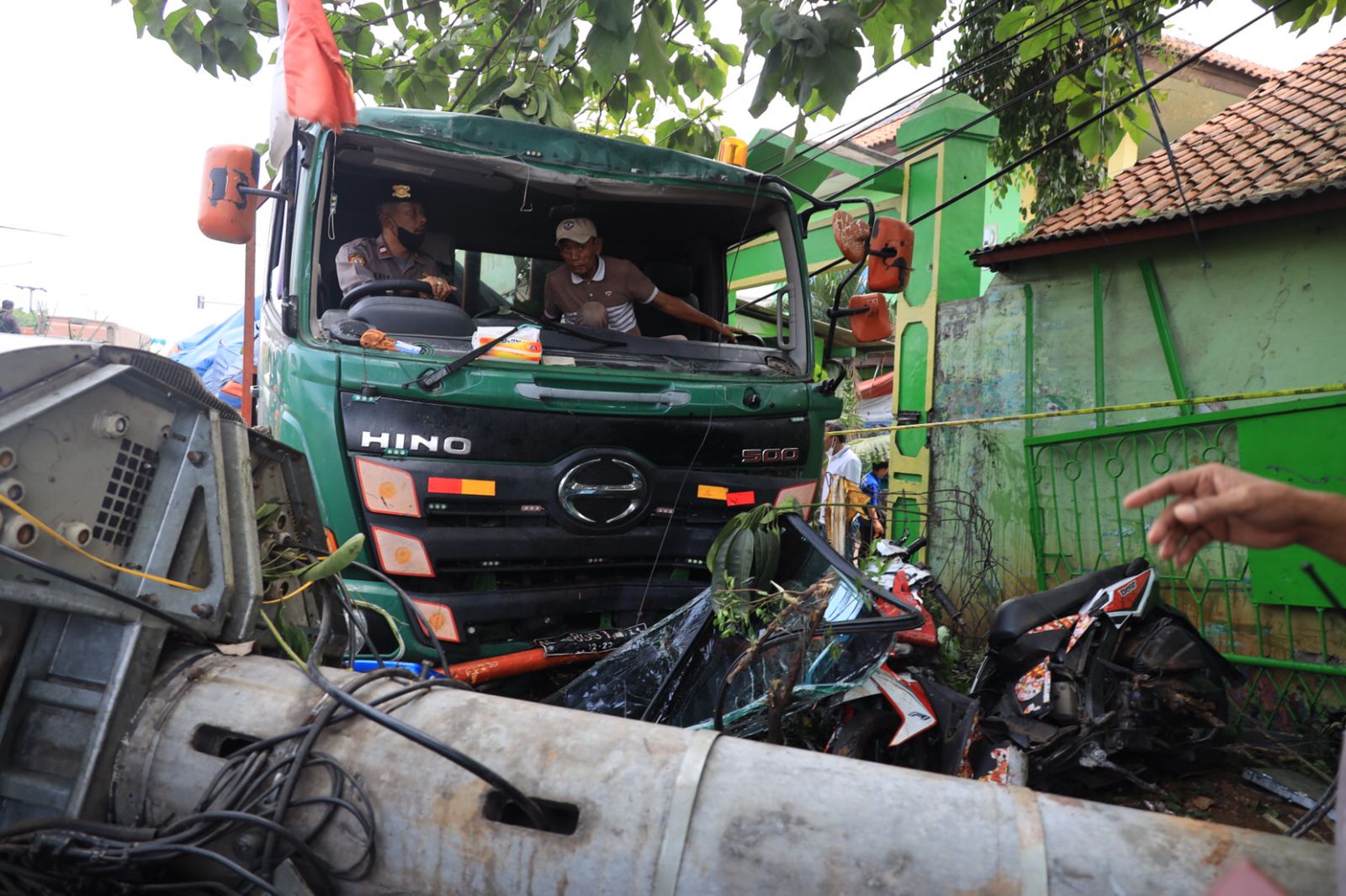 Sebuah truk trailer menabrak halte di depan SDN Kota Baru II dan III, Jalan Sultan Agung, Kranji, Bekasi Barat, pekan lalu.