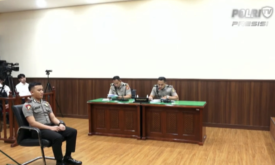 Tangkapan video streaming sidang etik Bharada Sadam dari portal Polri TV, Senin (12/9).