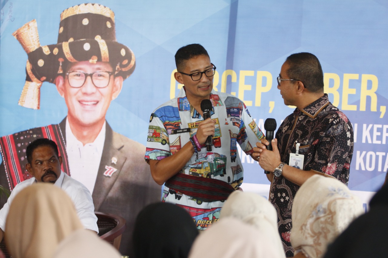 Menparekraf Sandiaga Uno menghadiri pelatihan ciptakan produk urunan membuat selai markisa di Pendopo Khadijah, Medan, kemarin.