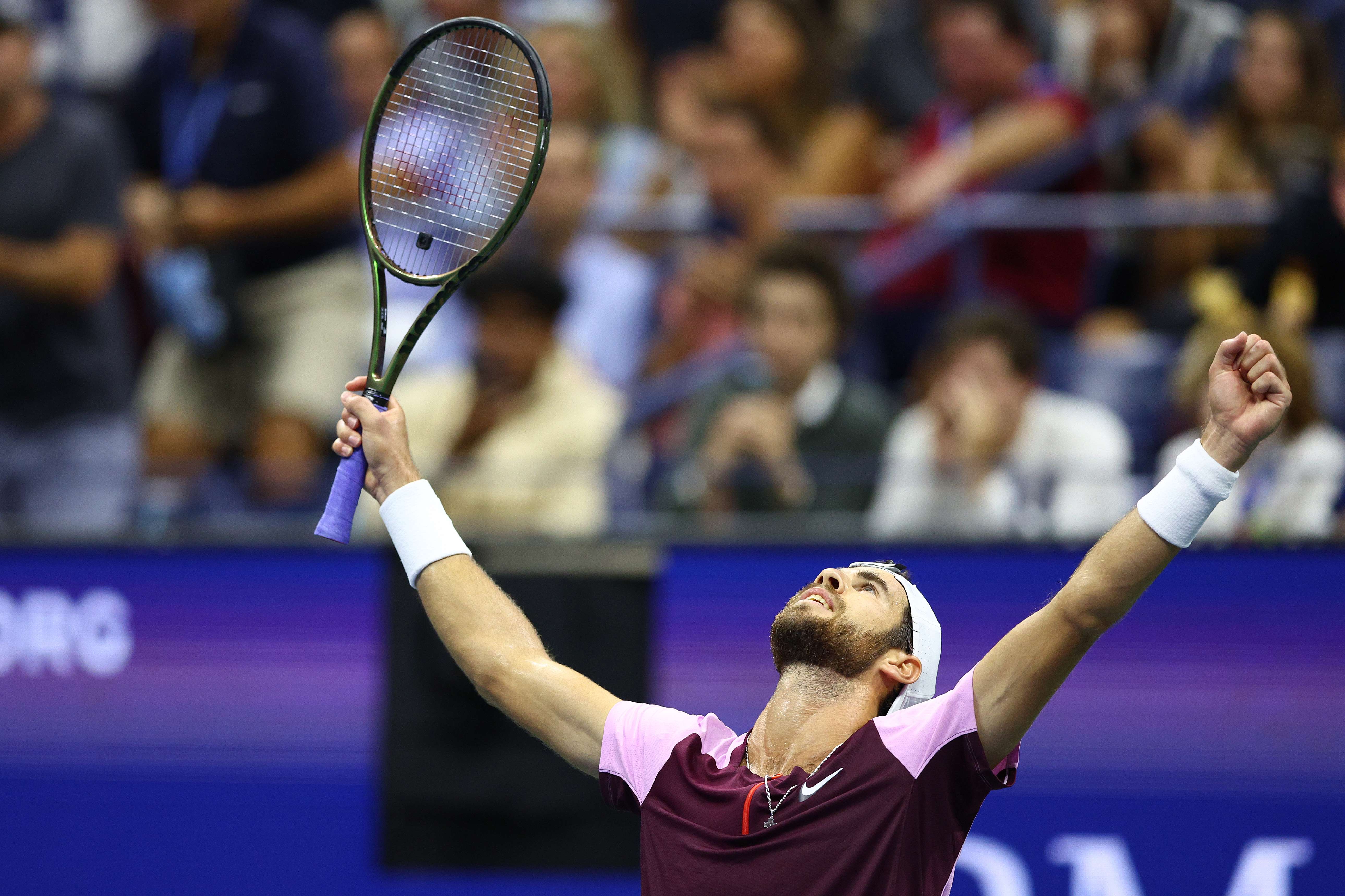 Petenis asal Rusia, Karen Khachanov, saat merayakan kemenangannya.
