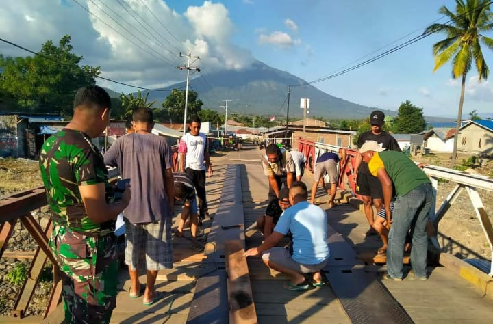 Anggota Koramil Adonara dan kecamatan Adonara Timur, Ariston Kopong Kolot saat memperbaiki jembatan Merah Putih Waiburak, Adonara Timur.