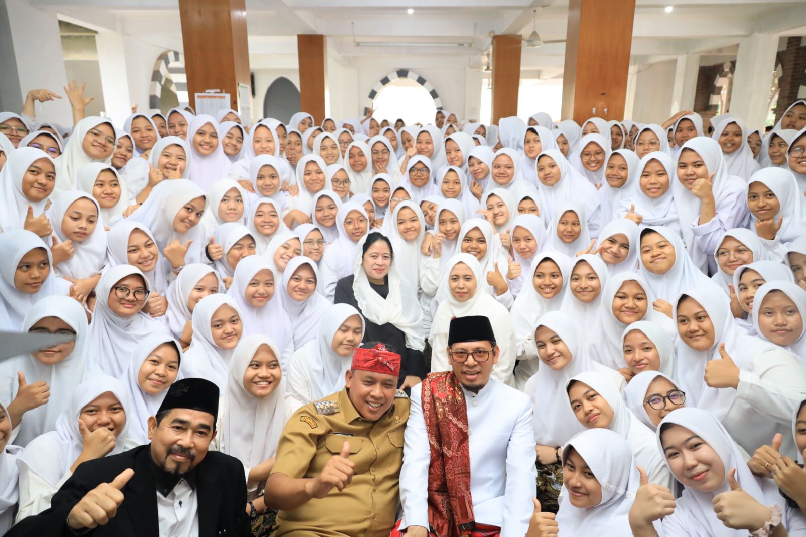 Ketua DPR RI Puan Maharani (baju hitam) ditengah para santri di Pondok Pesantren Mahasina, Kota Bekasi, Rabu (21/9).