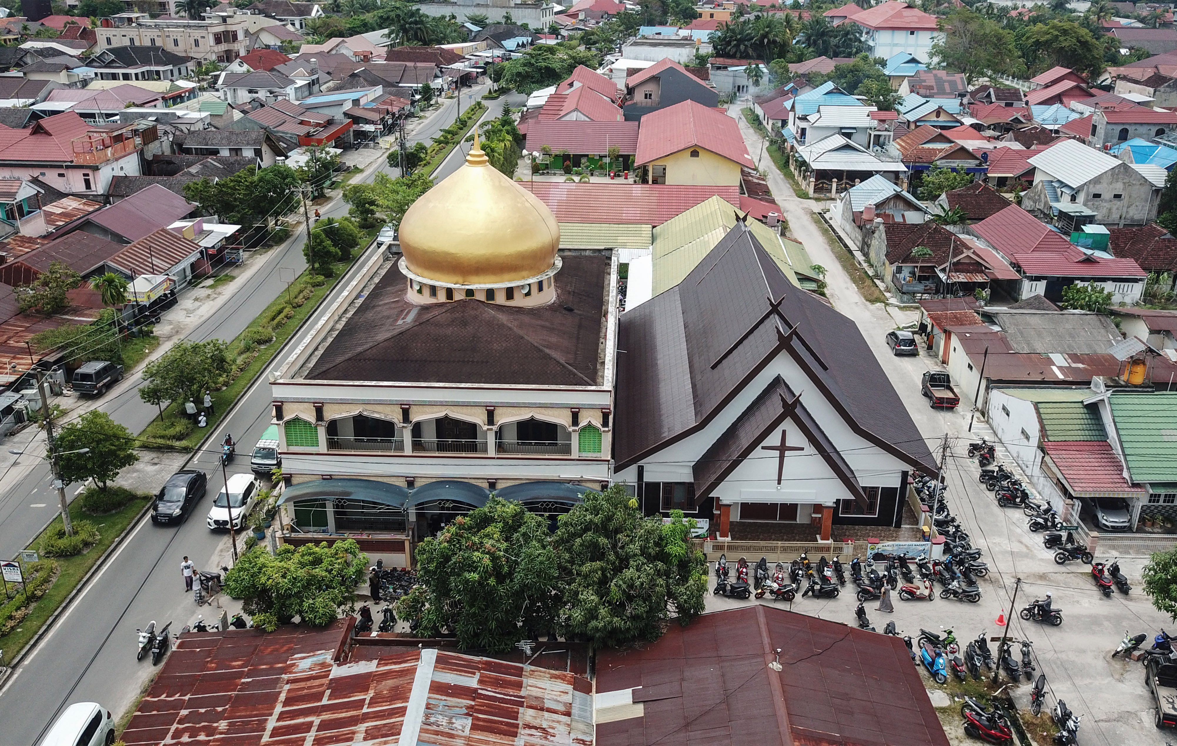 Foto udara Masjid Al Azhar (kiri) dan Gereja Nazaret (kanan) di Jalan Gemini, Palangka Raya, Kalimantan Tengah.