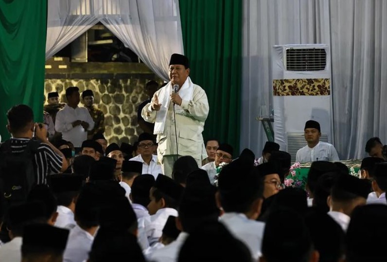 Ketua Umum Partai Gerindra Prabowo Subianto saat berkunjung ke Pondok Pesantren Salafi Tegalrejo, Magelang.