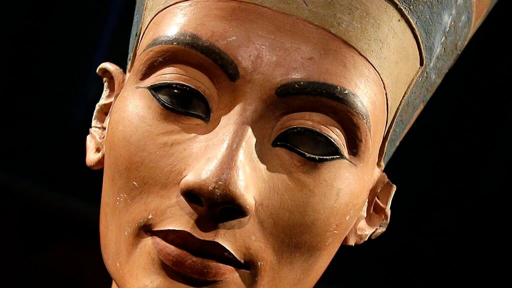 Patung Nefertiti, Permaisuri Agung Firaun Akhenaten dari Mesir kuno