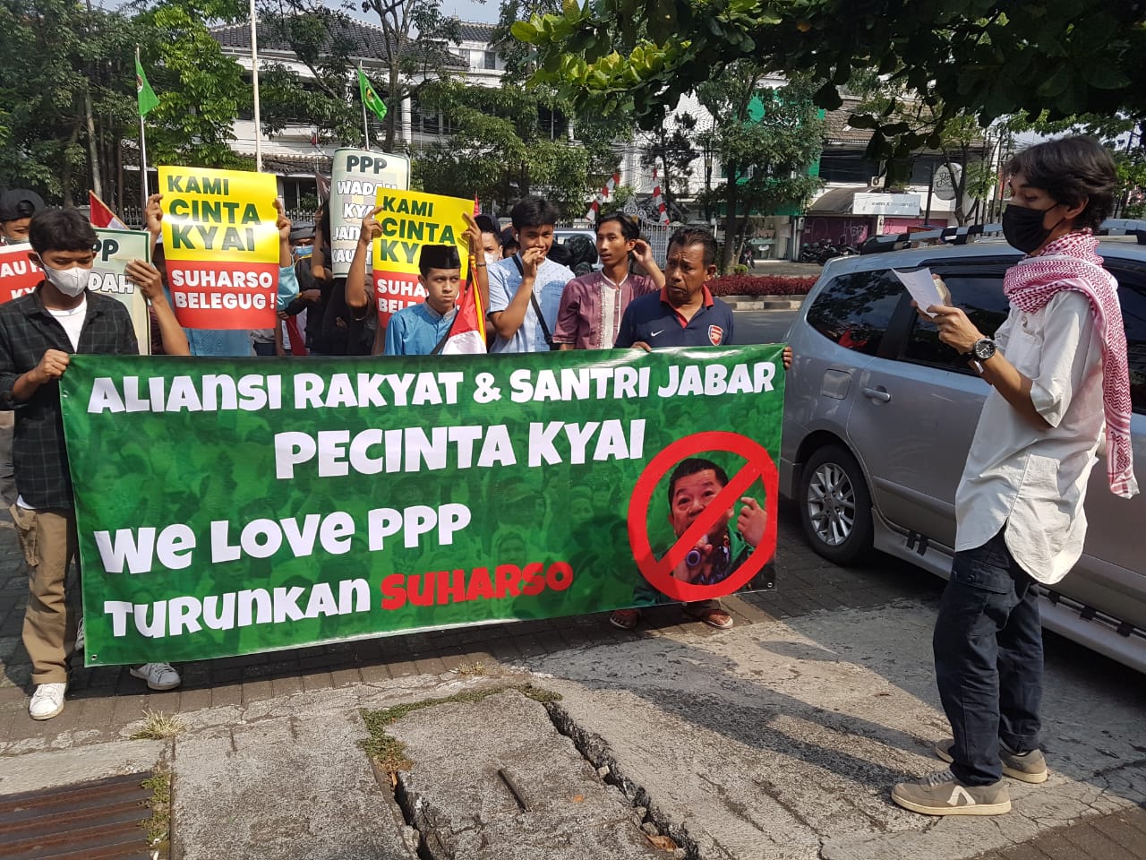 Massa mendatangi Kantor DPD PPP Jawa Barat untuk menuntut Ketua Umum PPP Suharso Monoarfa mundur