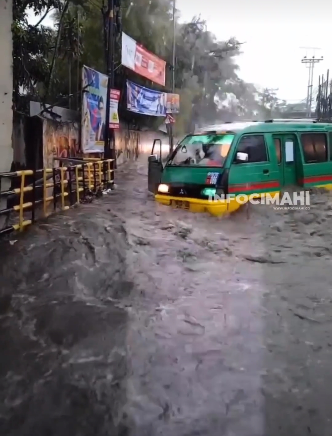 Tangkapan layar video viral sebuah angkot di Kota Cimahi, Jawa Barat, terseret banjir pada Selasa (20/9) sore.