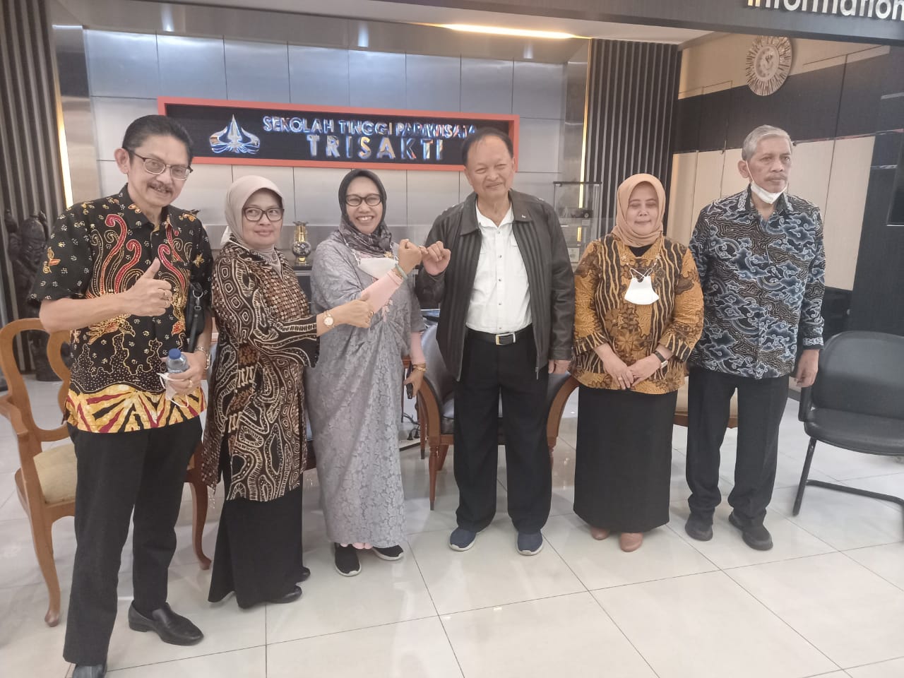 Kepala Lembaga Layanan Pendidikan Tinggi (LL-Dikti) Wilayah III DKI Jakarta, Paristiyanti Nurwardani (tiga kiri). 