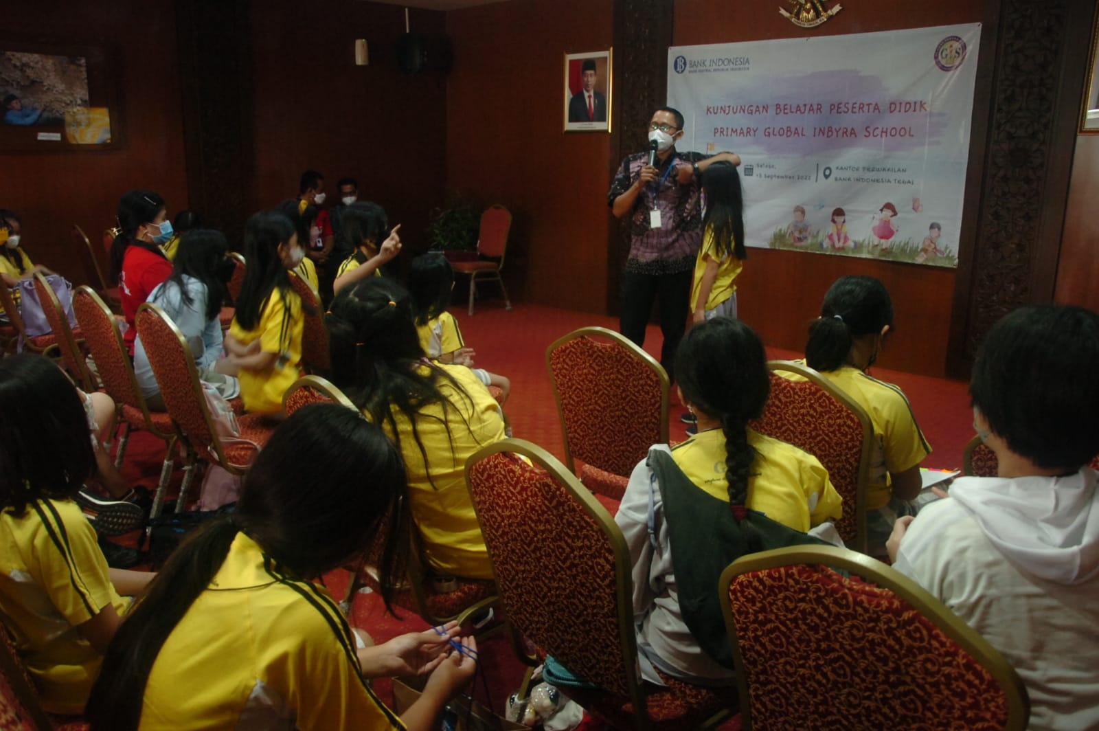 Puluhan peserta didik GIS Kota Tegal, mengikuti sosialisasi uang rupiah kertas Tahun Emisi 2022 dari Kantor Bank Indonesia Tegal