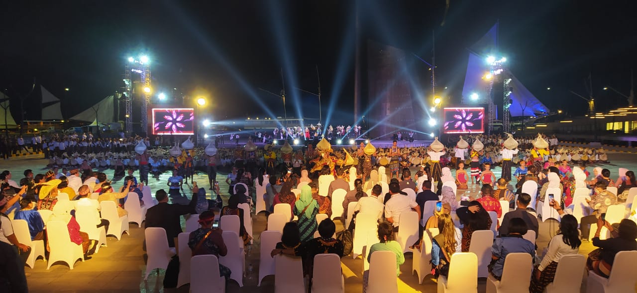 Pertunjukan sasando di NTT yang dihadiri ibu negara Iriana Jokowi