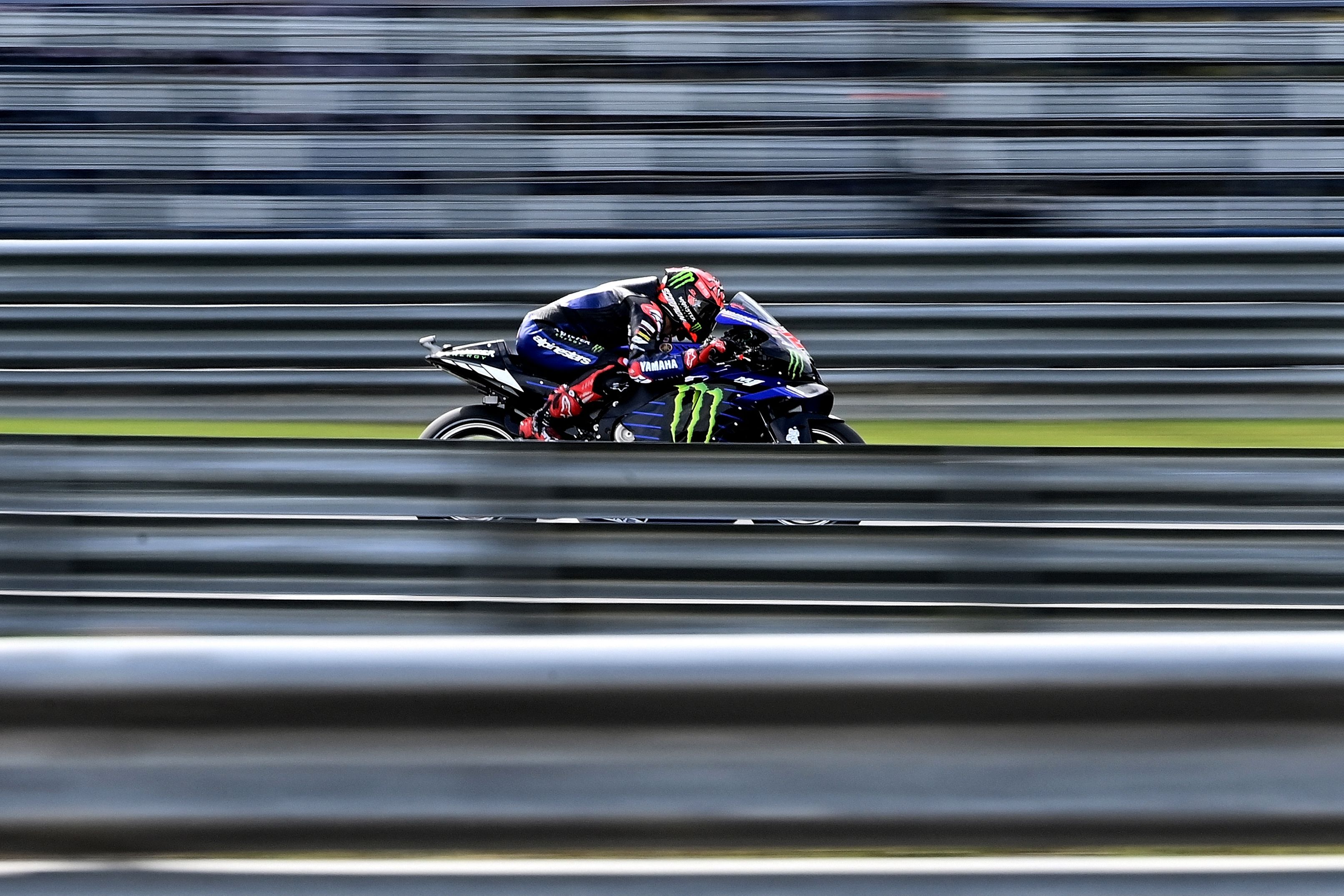 Pembalap tim Monster Yamaha, Fabio Quartararo saat sesi latihan MotoGP Thailand di Sirkuit Buriram, Jumat (30/9). 