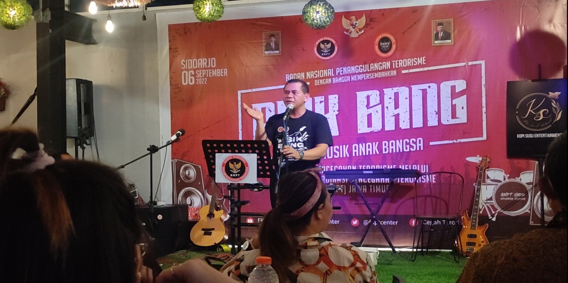 Direktur Pencegahan BNPT Brigjen Akhmad Nurwakhid membuka festival musik Asik Bang (aksi musik anak bangsa) di Sidoarjo, Jatim, Selasa malam