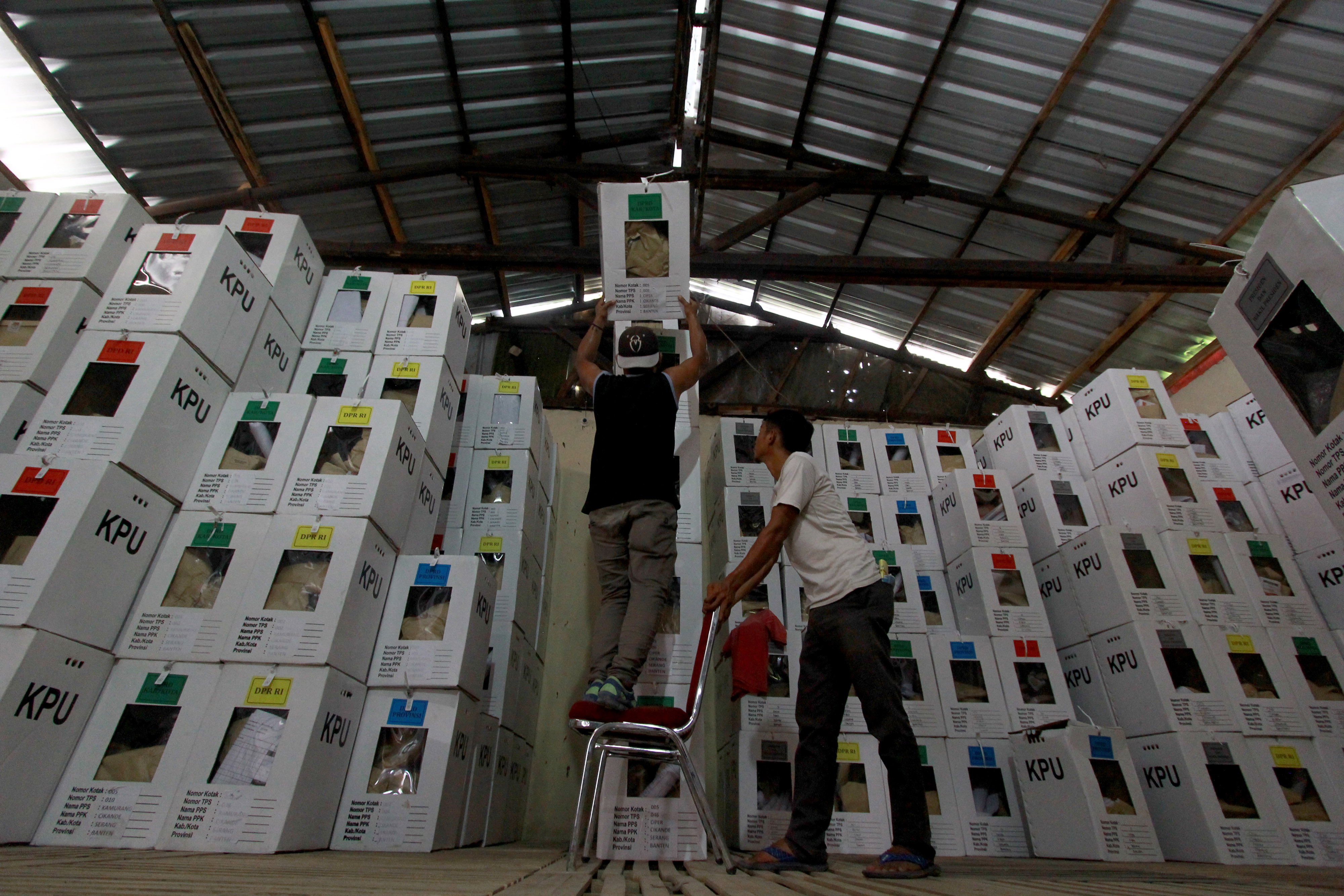 Potret petugas menata kotak suara untuk kebutuhan logistik pemilu.