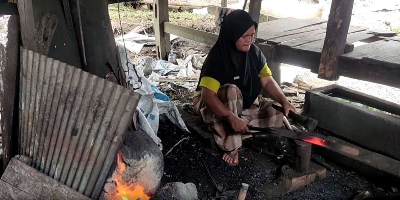 Perempuan Pandai Besi Berjibaku demi Sesuap Nasi