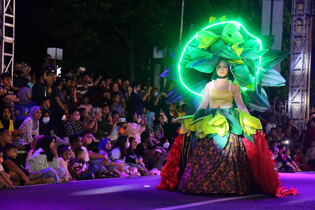 Penampilan peserta dalam pagelarn Kudus Fashion Art di Alun-alun Simpang Tujuh Kudus