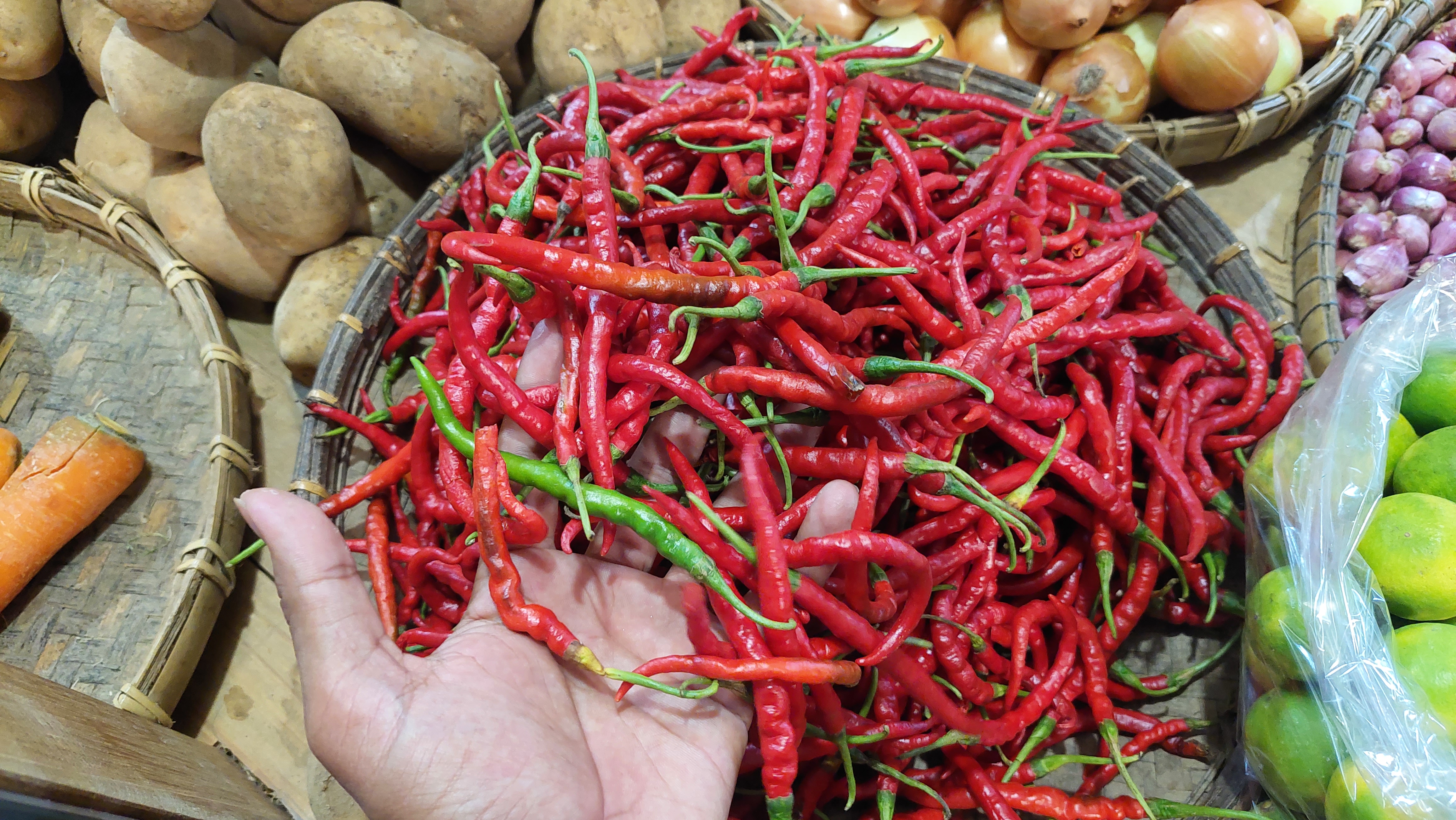 Aktifitas Pedagang di Pasar Tradisional Bitingan, Kudus, Sabtu (3/9/2022).