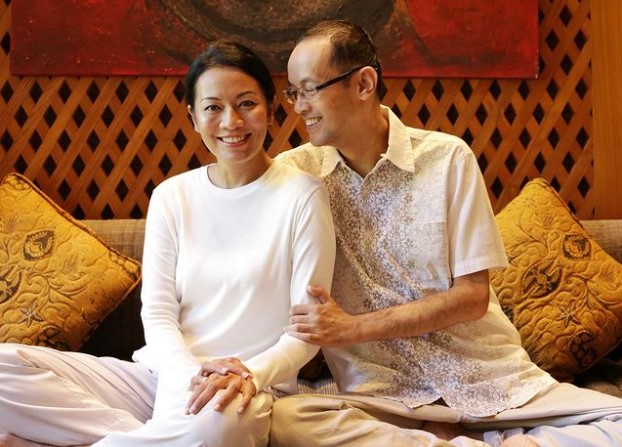 Dee Lestari dan suami Reza Gunawam