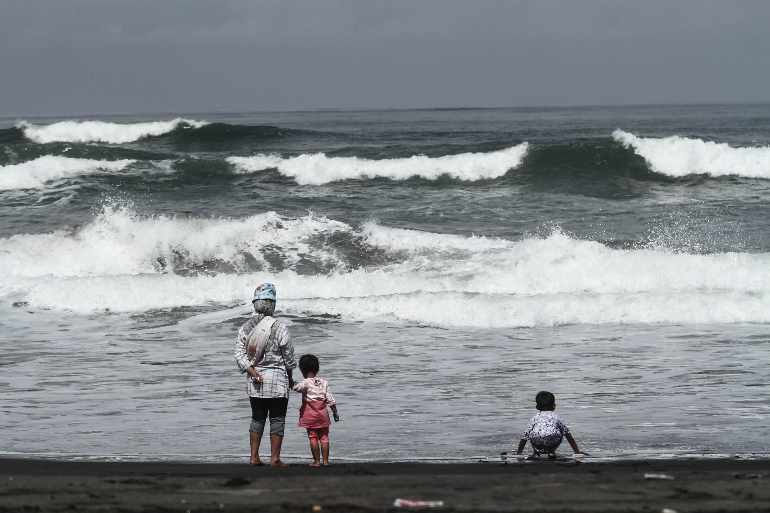 Wisatawan bermain air di Pantai Cemoro Sewu, Parangtritis, Bantul, DI Yogyakarta, Selasa (31/5).