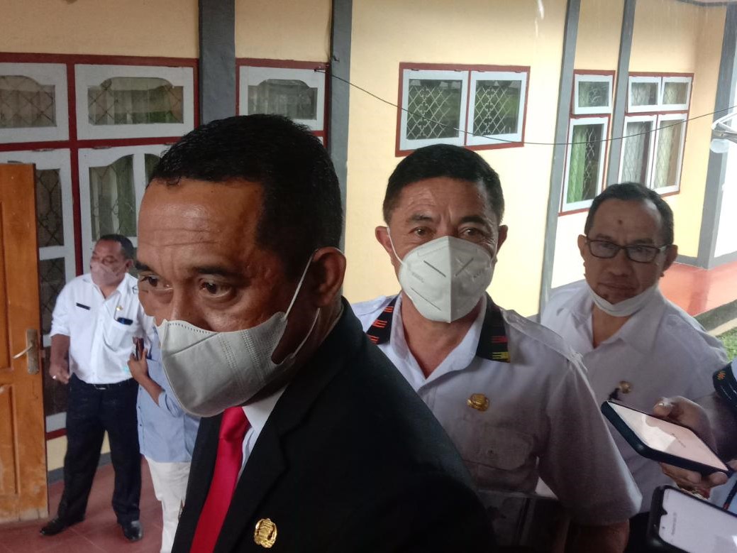 Di Manggarai, Nusa Tenggara Timur, seorang kontraktor mengaku dirinya dimintai fee 5% dari pagu anggaran proyek.