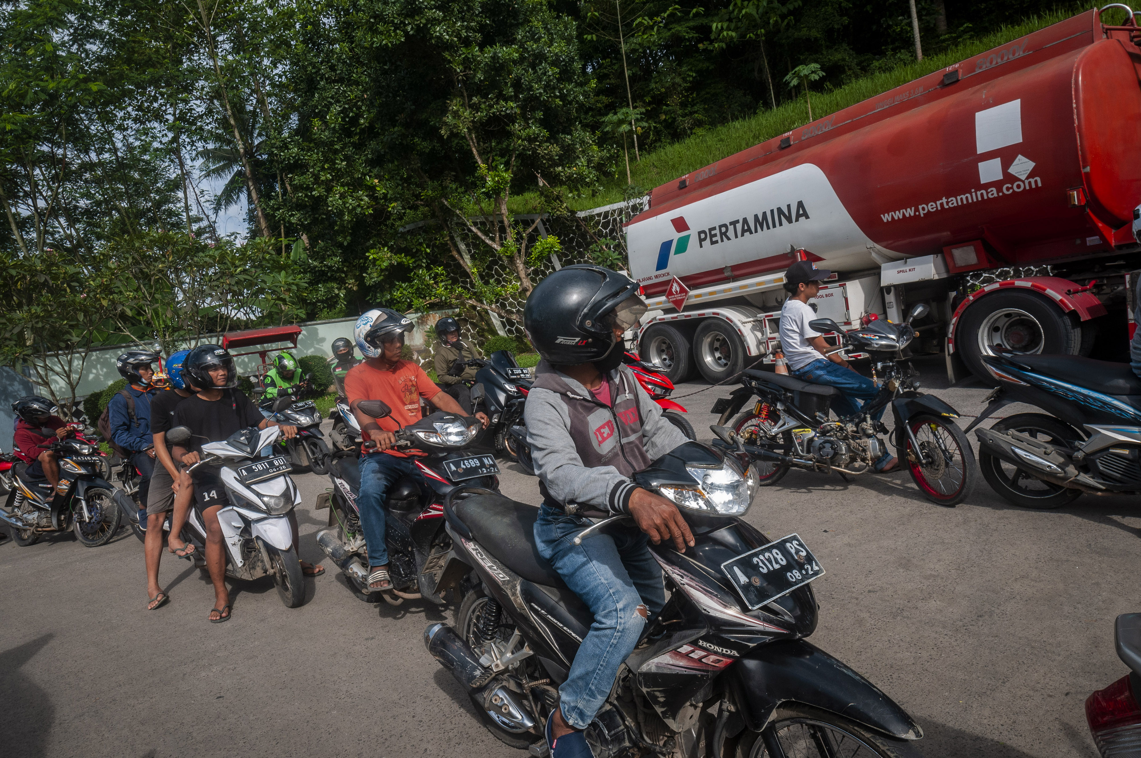 Sejumlah pengendara motor antre saat akan mengisi BBM di SPBU.